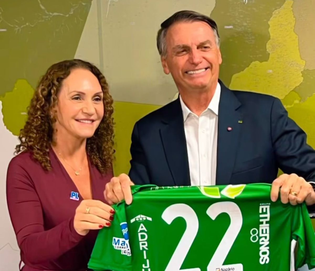 Ex-prefeita de Salete, Chica, entrega camisa do Cacique ao ex-presidente Jair Bolsonaro