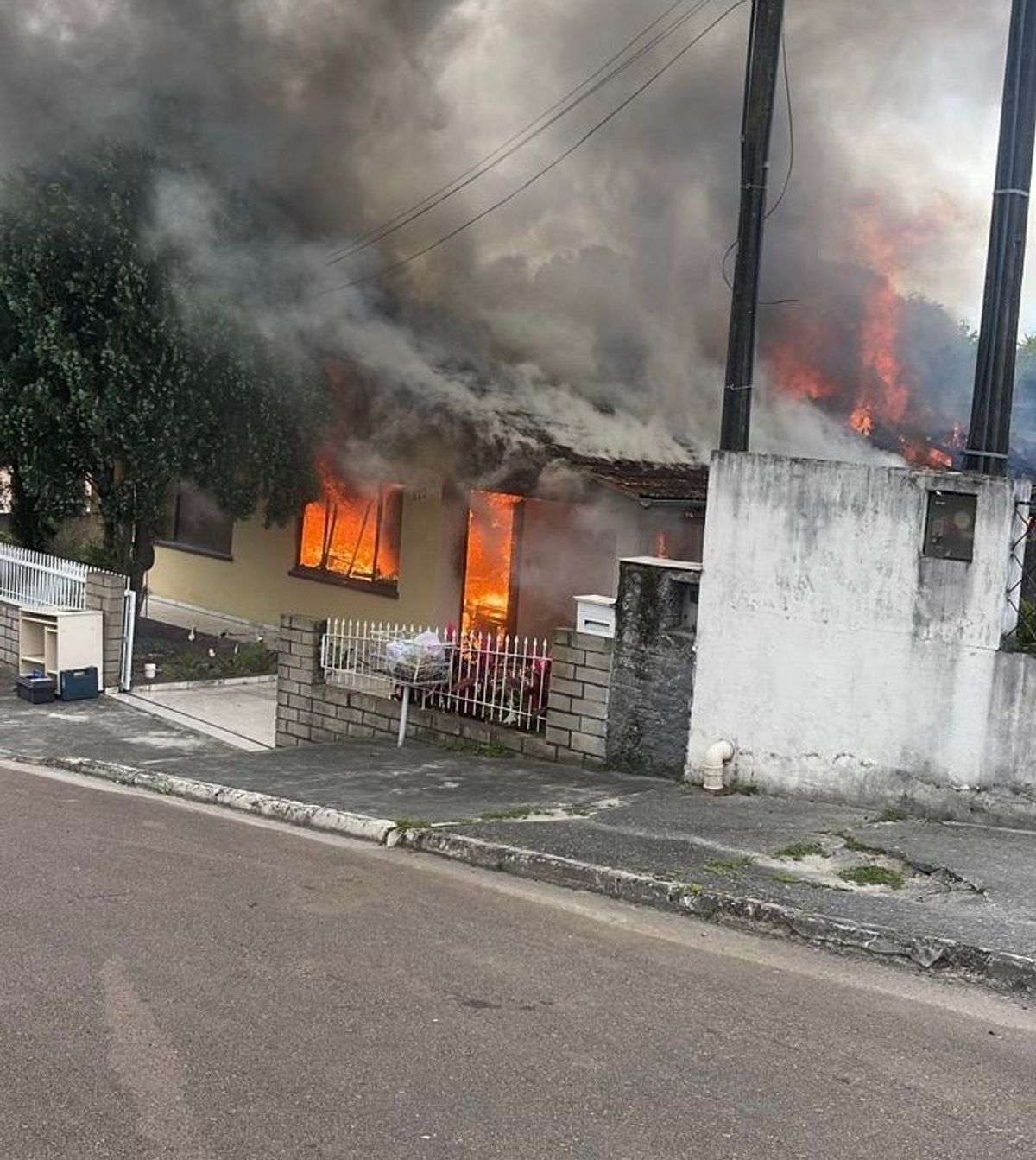 Incêndio de grandes proporções destrói residência em Rio do Sul