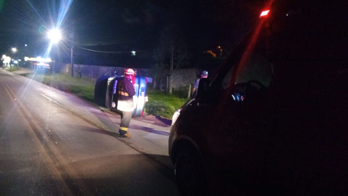 Saída de pista seguida de tombamento é registrada na SC-114, em Itaiópolis