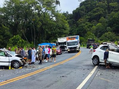 Grave colisão entre três veículos bloqueia totalmente a BR-470 em Rodeio
