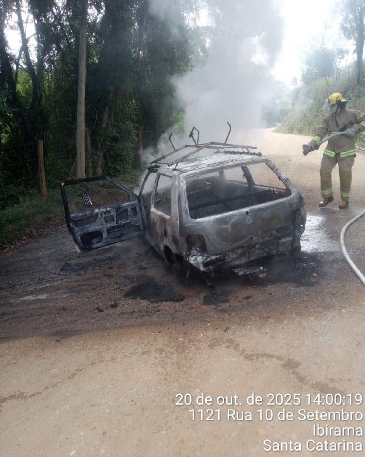 Carro pega fogo após colisão em Lontras