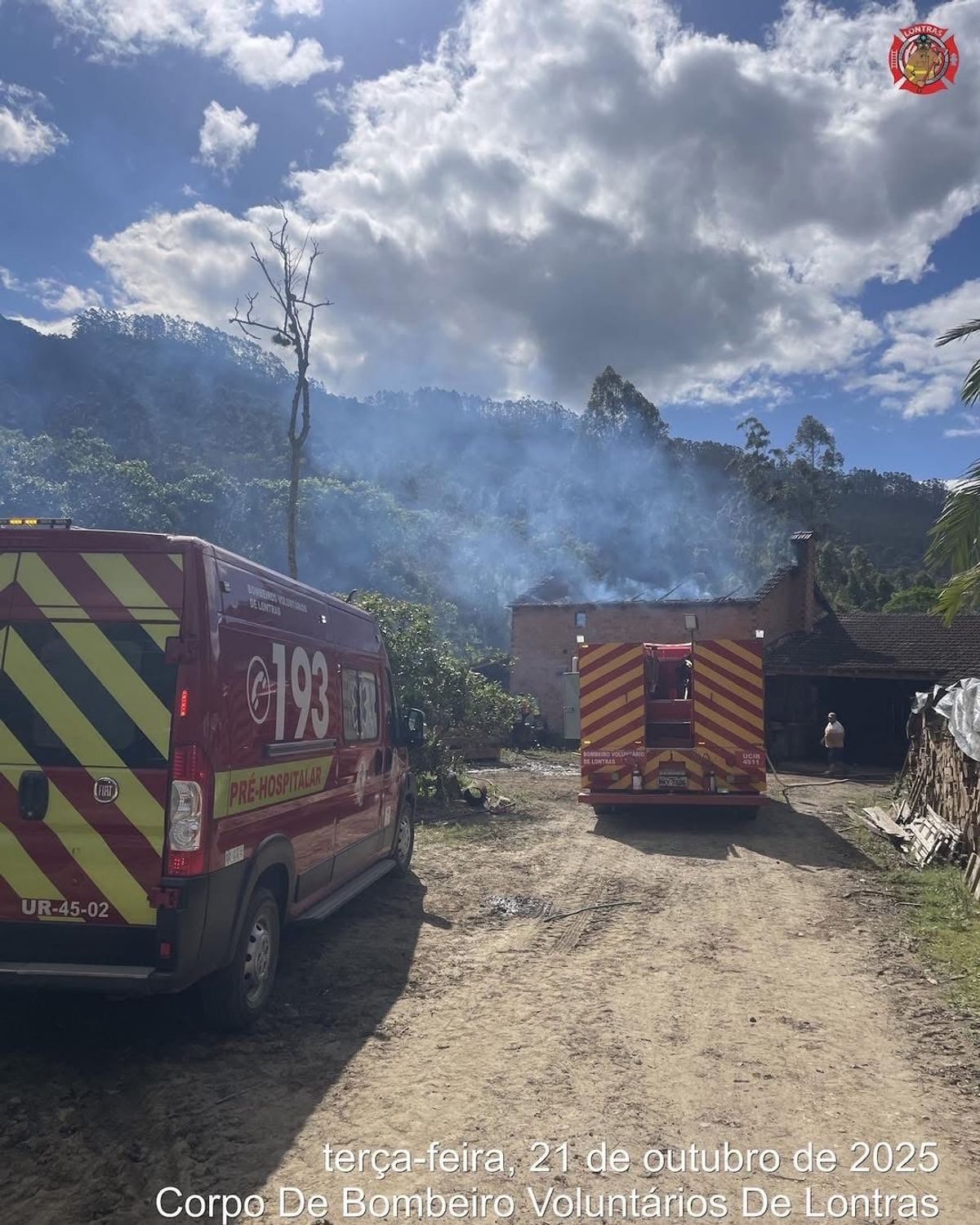 Incêndio de grandes proporções mobiliza bombeiros em Lontras