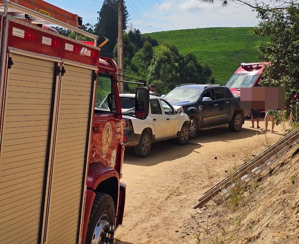 Colisão frontal entre dois veículos deixa mulher ferida no interior de Presidente Getúlio