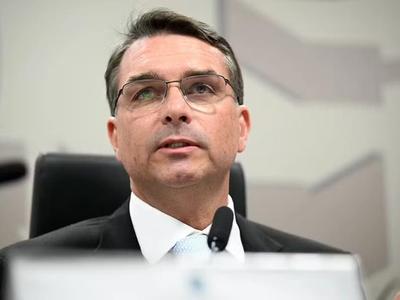 Flávio Bolsonaro confirma pré-candidatura à Presidência: 'missão dada pelo meu pai'