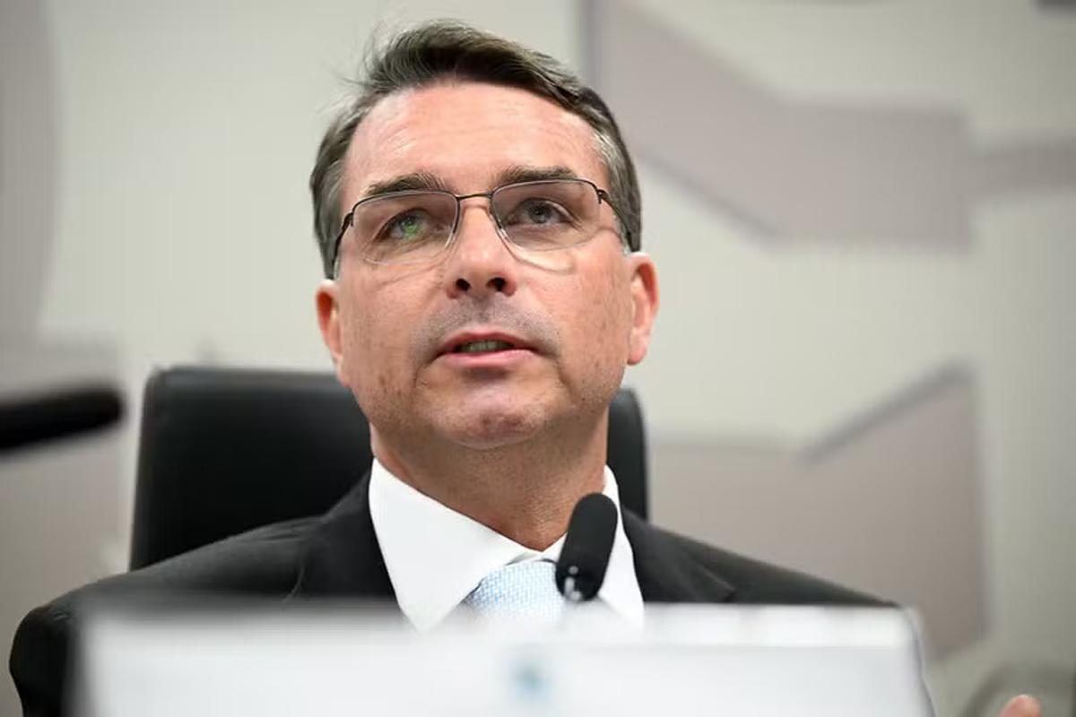 Flávio Bolsonaro confirma pré-candidatura à Presidência: 'missão dada pelo meu pai'