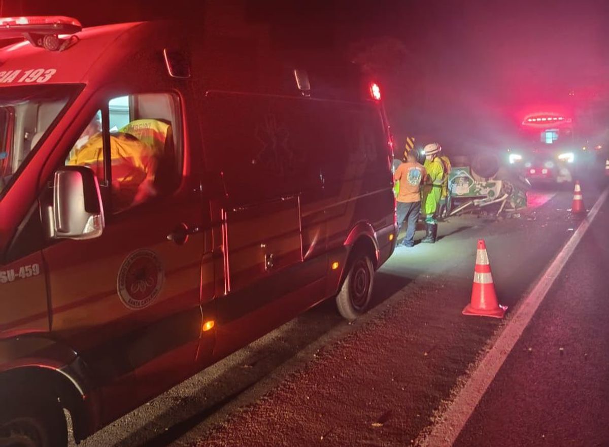 Motorista fica ferido após capotamento na BR-116, em Papanduva