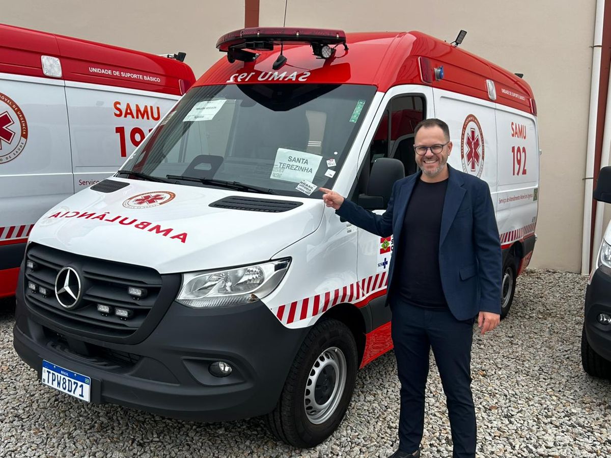 Entrega de ambulâncias do SAMU reforça atendimento em Santa Terezinha e Imbuia com apoio do deputado Oscar Gutz