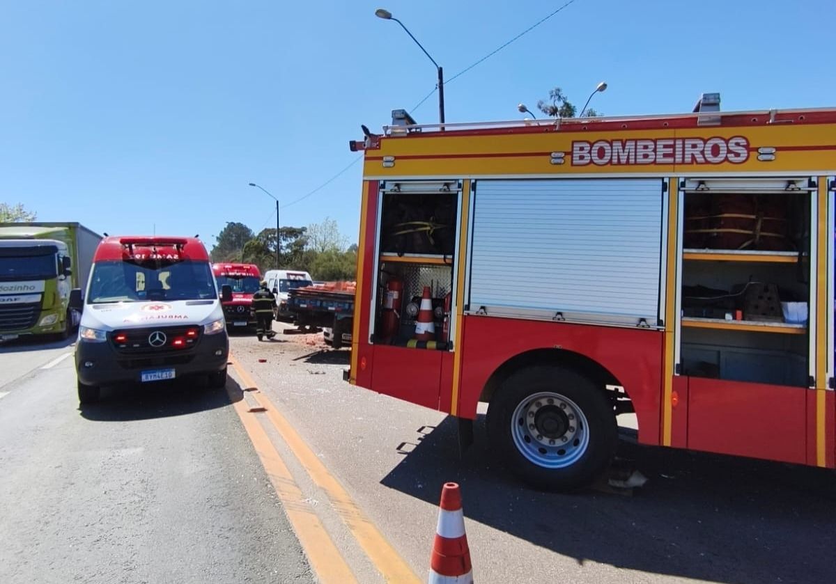 Colisão frontal entre carro e caminhão é registrada na BR-116, em Mafra