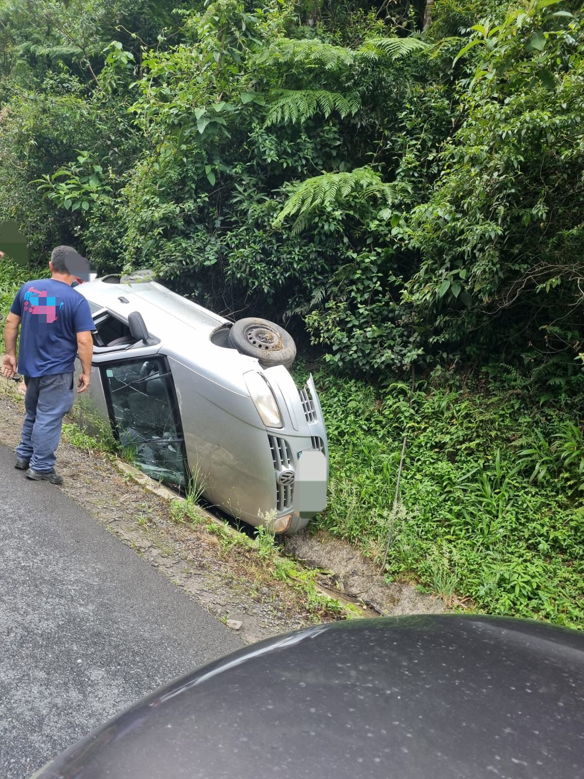 Casal fica ferido após carro capotar na BR-470, em Pouso Redondo