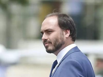 Jair Bolsonaro ignora reações contrárias e reafirma candidatura de Carlos Bolsonaro ao Senado em SC