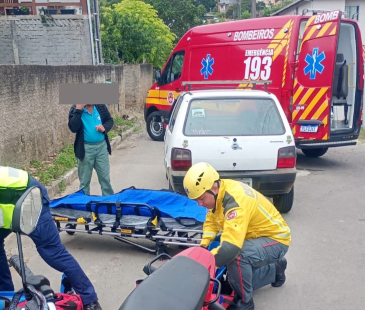Acidente entre carro e moto deixa jovem ferido em Rio Negrinho