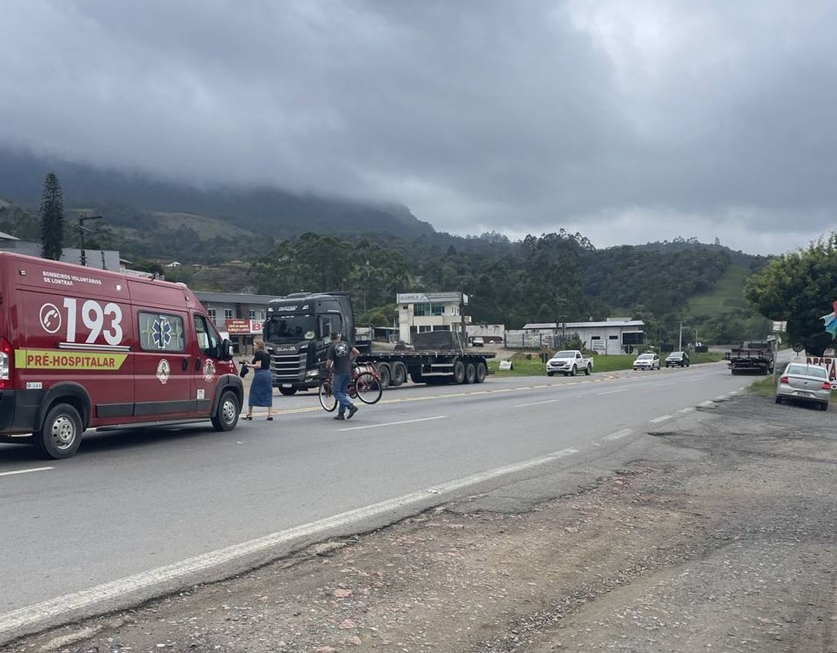 Ciclista fica ferido em atropelamento na BR-470 em Lontras
