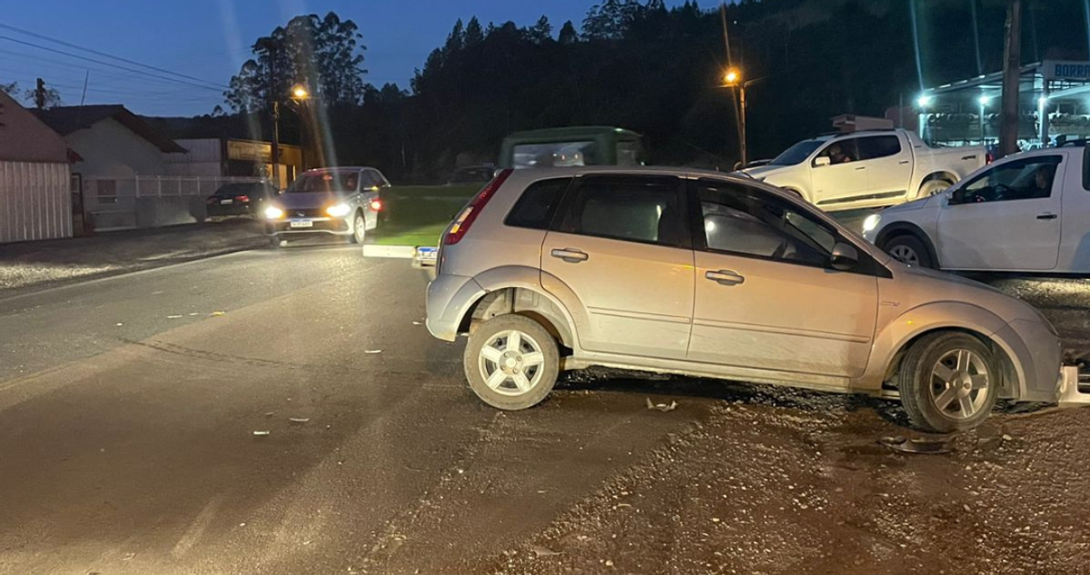 Colisão entre carros deixa idoso ferido em Aurora