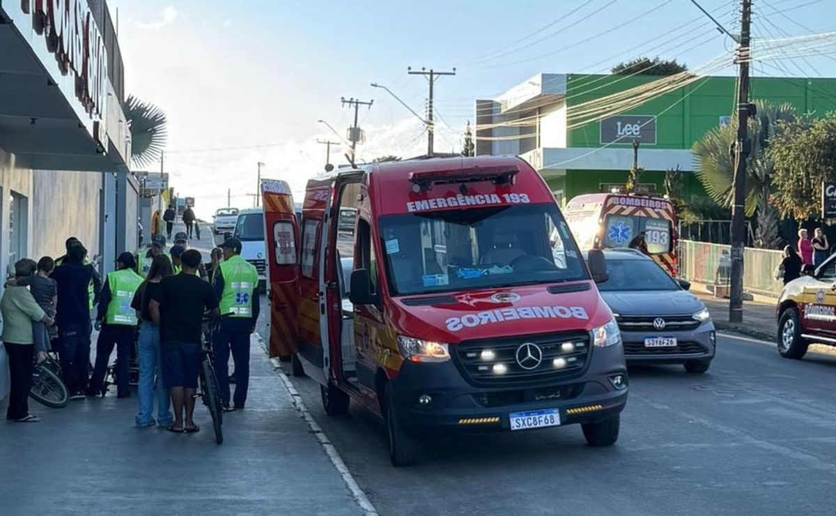Idoso fica ferido em acidente entre bicicleta e ônibus em Mafra
