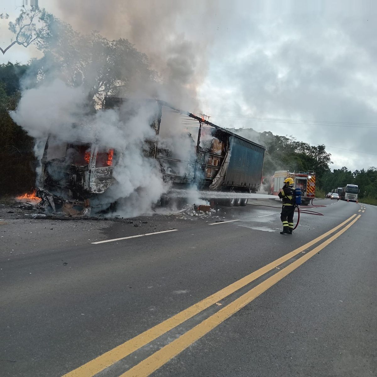 Caminhão pega fogo na BR-280 em Mafra