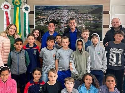 Alunos do 4º ano da EMP Hilário Preis visitam a Prefeitura e a Câmara de Vereadores de Rio do Campo
