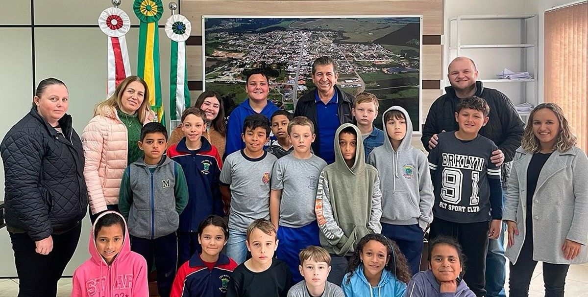 Alunos do 4º ano da EMP Hilário Preis visitam a Prefeitura e a Câmara de Vereadores de Rio do Campo