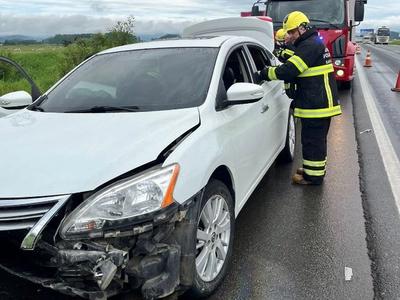 Casal fica ferido em acidente na BR-470