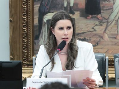 Carol De Toni protocola PL Léo Lins para impedir que o humor seja criminalizado