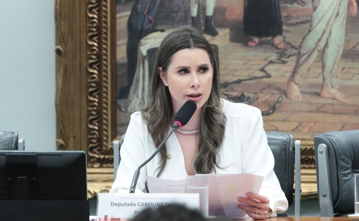 Carol De Toni protocola PL Léo Lins para impedir que o humor seja criminalizado