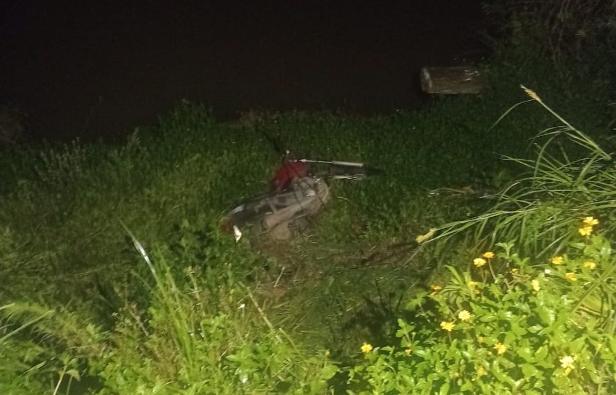 Jovem motociclista fica ferida após cair em ribanceira em Presidente Getúlio
