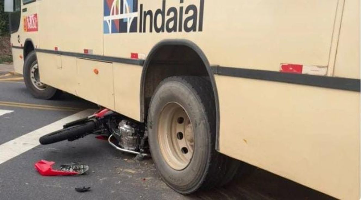 Motociclista morre após colisão com ônibus em cruzamento no Vale do Itajaí