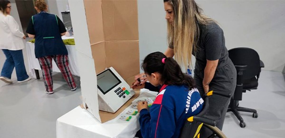 Autodefensores da APAE de Rio do Sul são eleitos com urna eletrônica cedida pela Justiça Eleitoral de SC