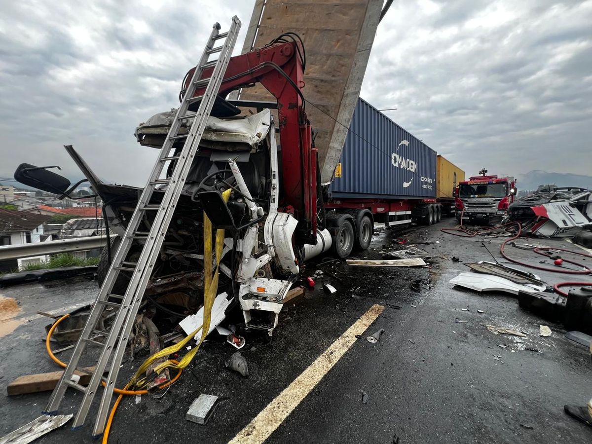 Grave engavetamento na BR-470 mobiliza equipes de resgate e deixa vítimas graves
