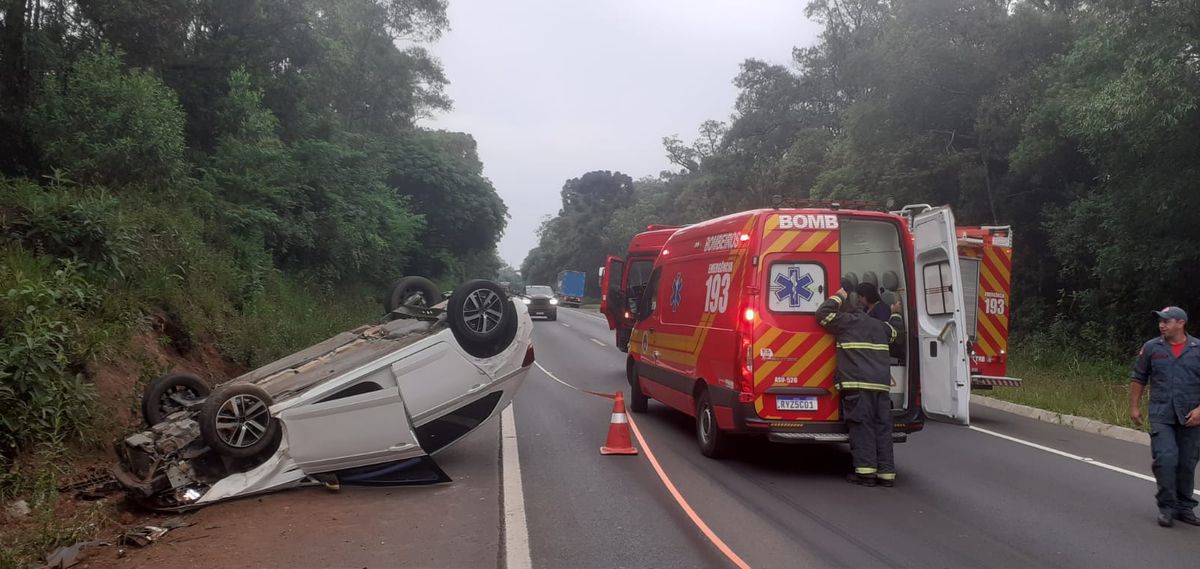 Veículo capota após colisão com caminhão na BR-280 em Três Barras