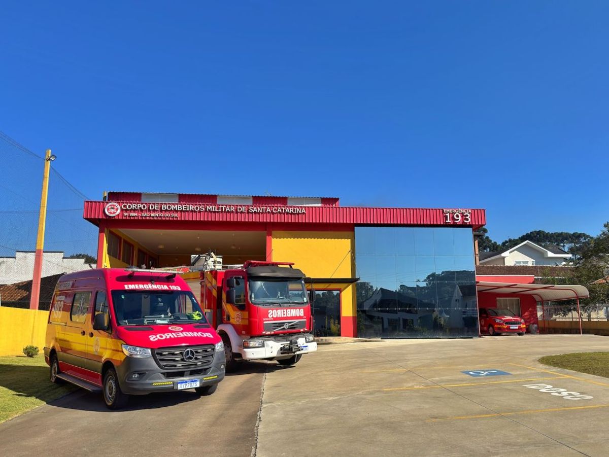 Colisão entre moto e carro é registrada no Centro de São Bento do Sul