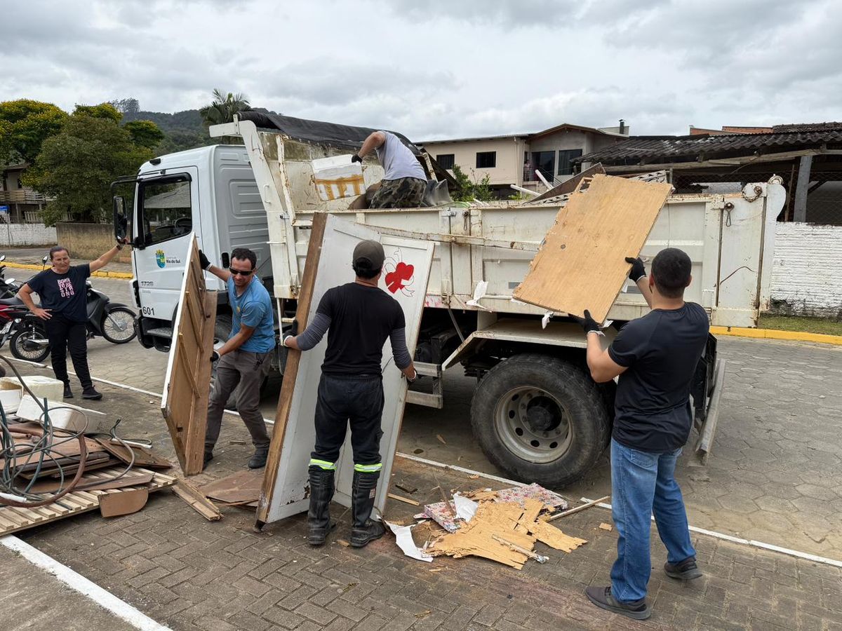 Mutirão "Meu Rio, Nosso Rio" recolhe 23 toneladas de resíduos em bairro de Rio do Sul