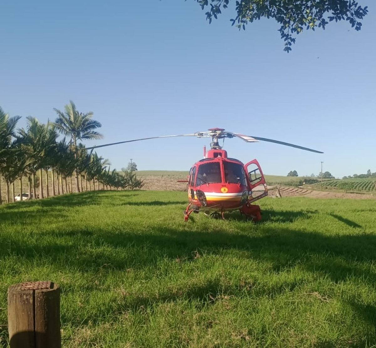Helicóptero Arcanjo 03 é acionado para ocorrência em Vitor Meireles