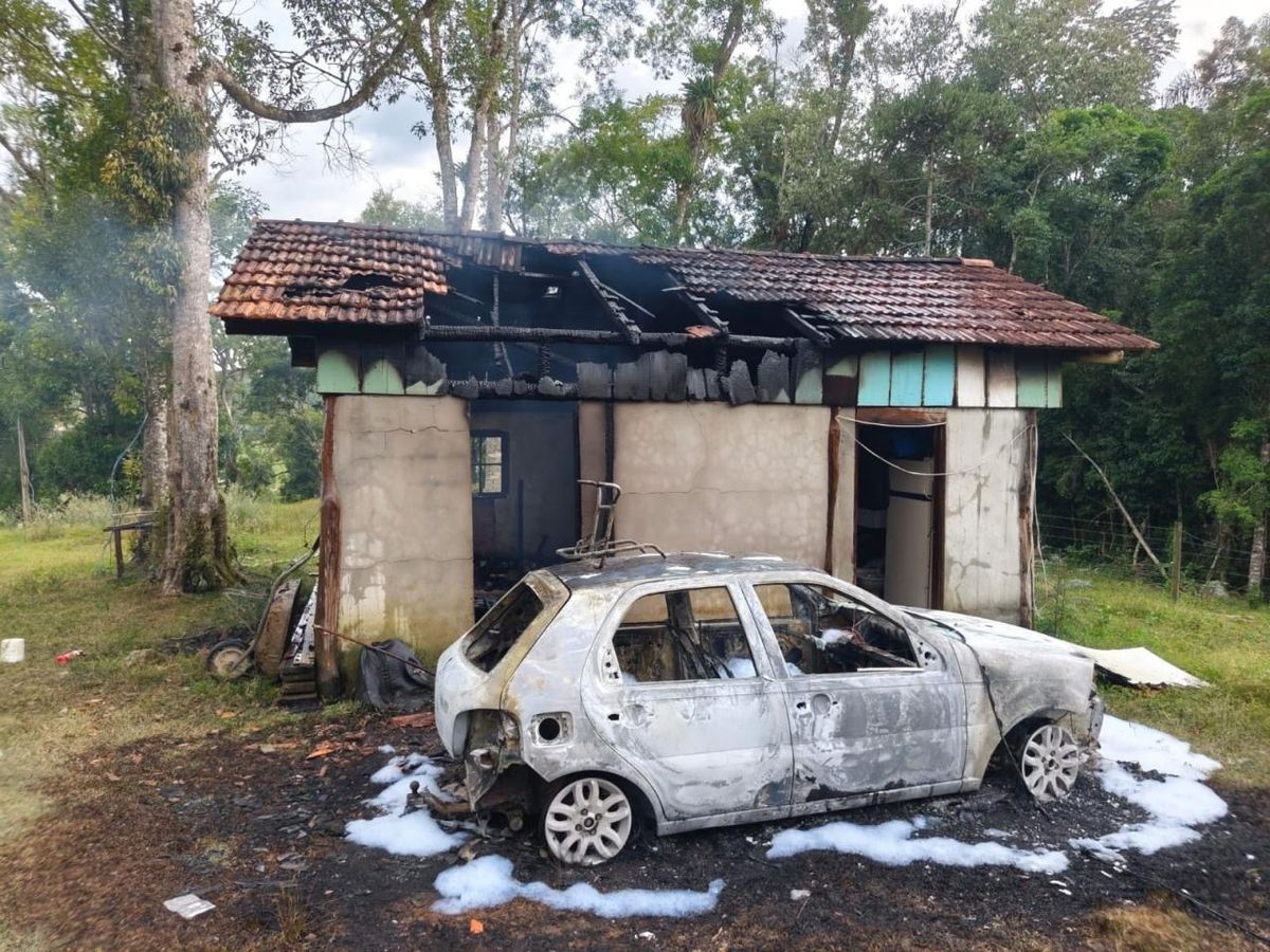 Carro pega fogo e incêndio atinge residência no interior de Imbuia