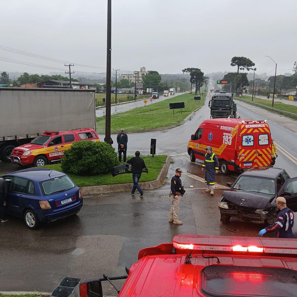 Colisão entre dois veículos deixa uma mulher ferida na BR-116 em Mafra