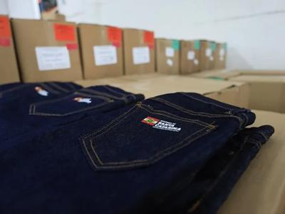 Governo de SC entrega 440 mil calças jeans do uniforme escolar a alunos do ensino médio