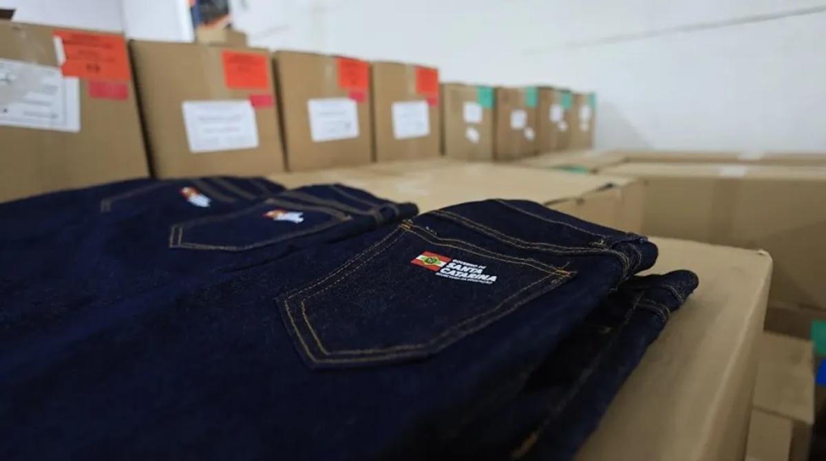 Governo de SC entrega 440 mil calças jeans do uniforme escolar a alunos do ensino médio