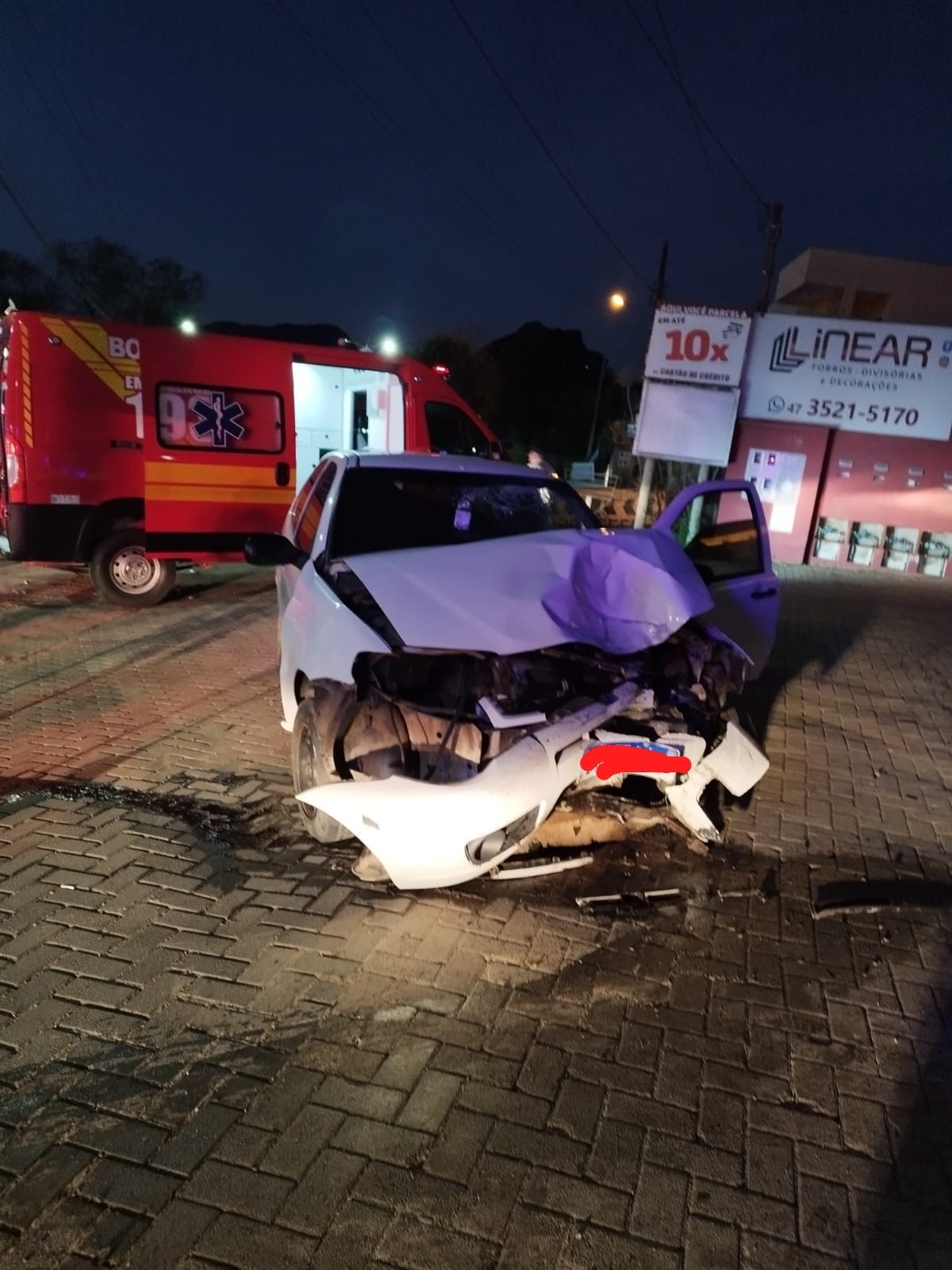 Motorista fica ferido após colidir carro contra poste em Rio do Sul