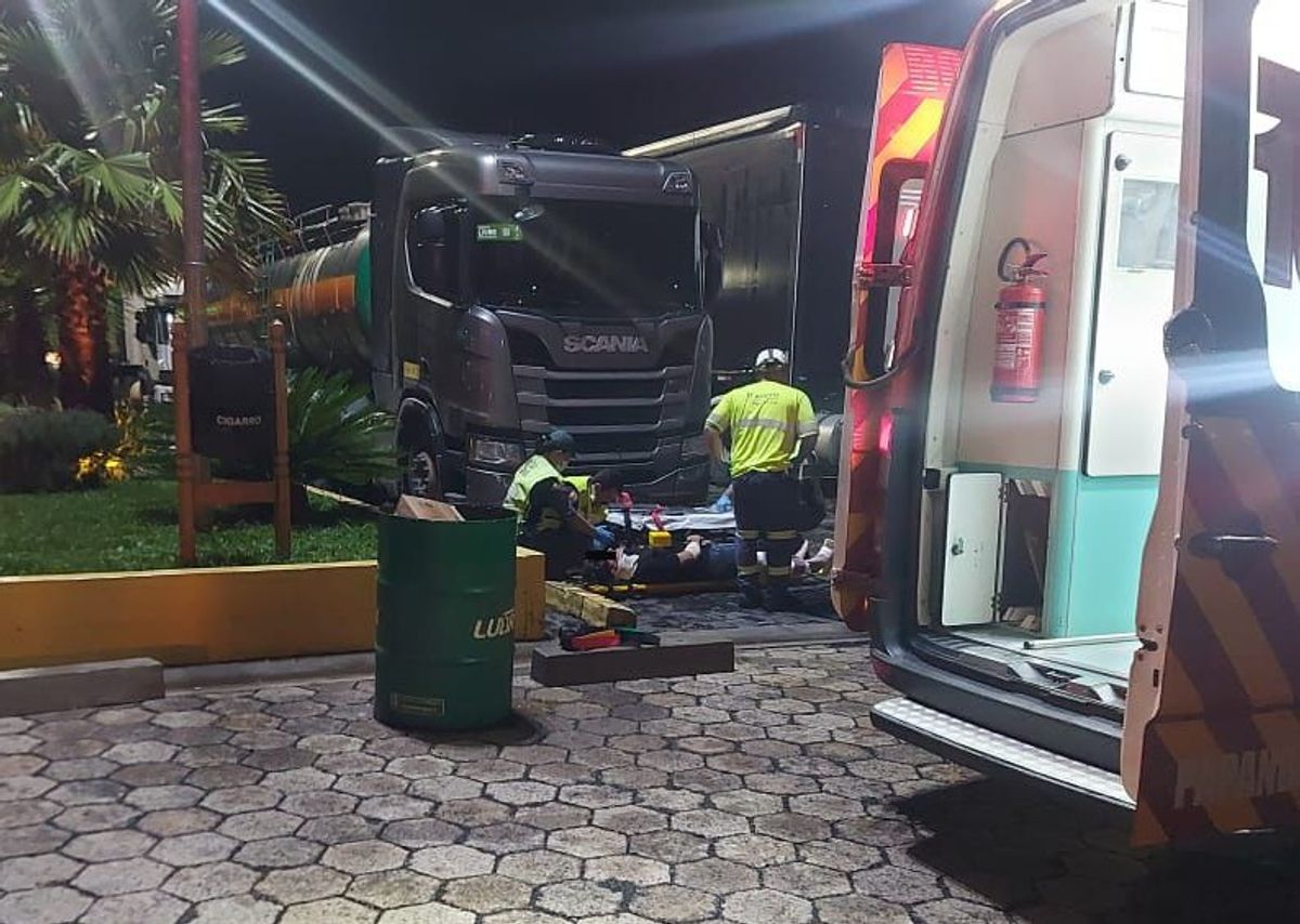 Jovem de 19 anos fica ferido após queda de moto na BR-116 em Papanduva