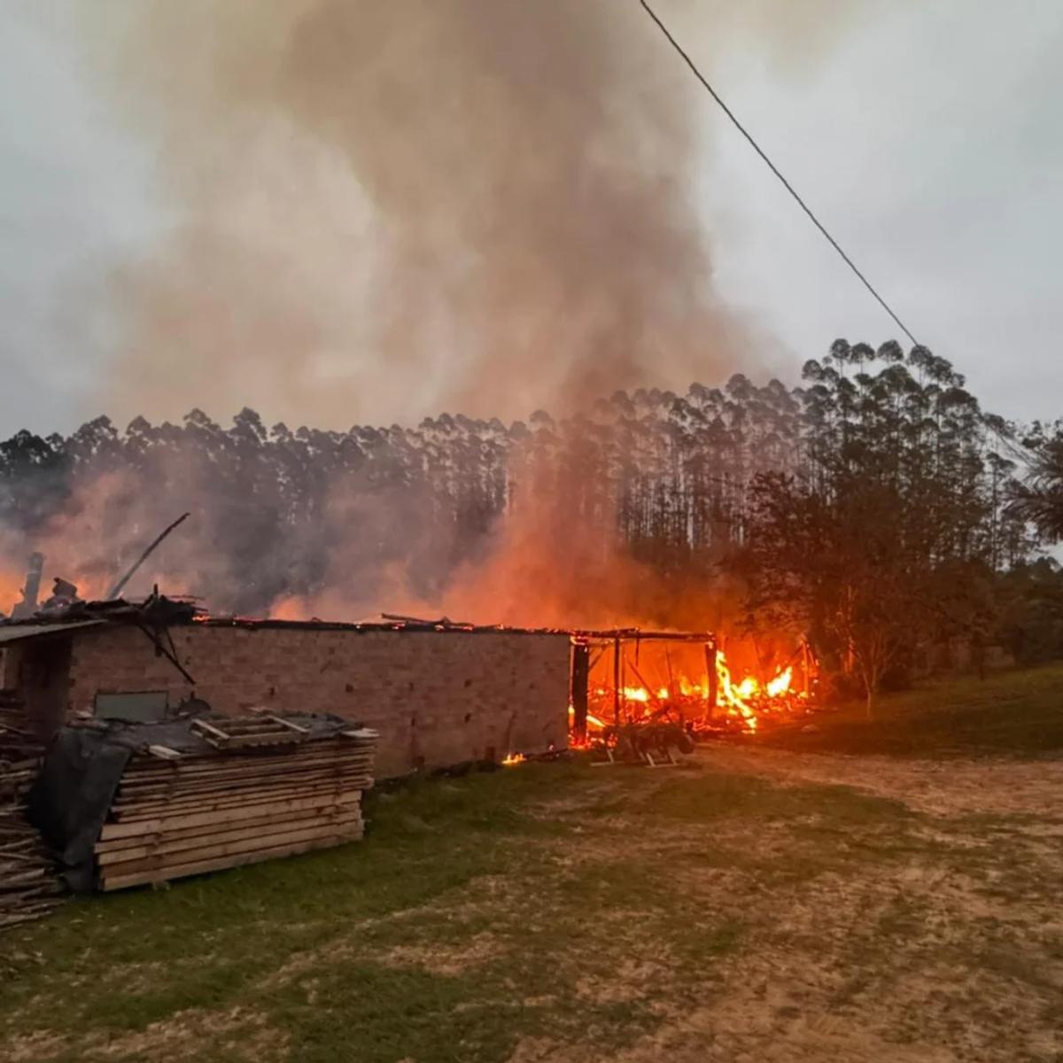 Bombeiros voluntários de Vitor Meireles atendem incêndio de grandes proporções