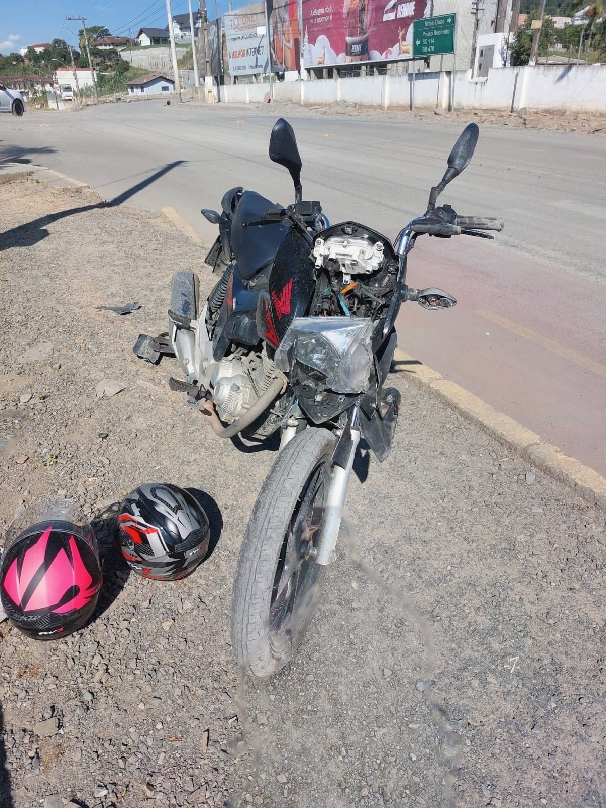 Colisão entre carro e motocicleta deixa duas pessoas feridas em Taió