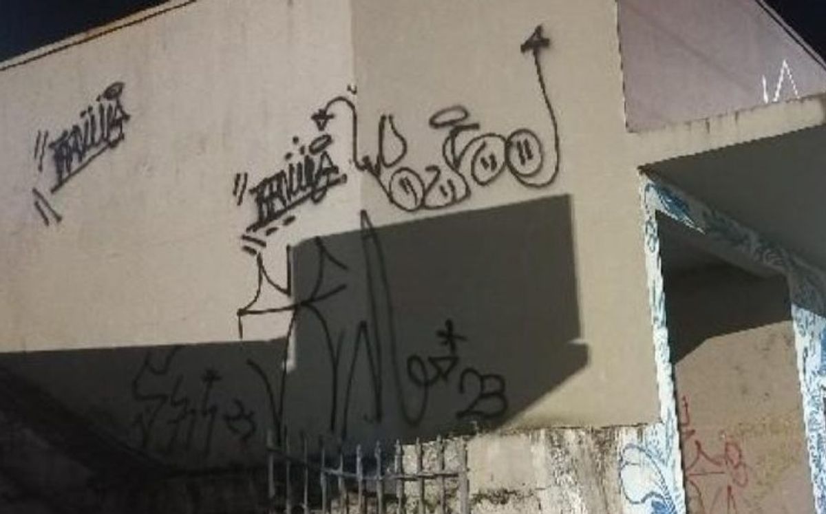 Adolescentes são conduzidos à delegacia por pichação em Mafra