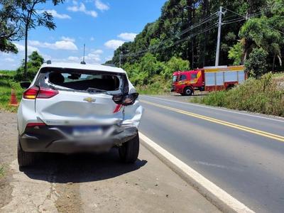 Caminhão colide na traseira de veículo após mal súbito de motorista na BR-280