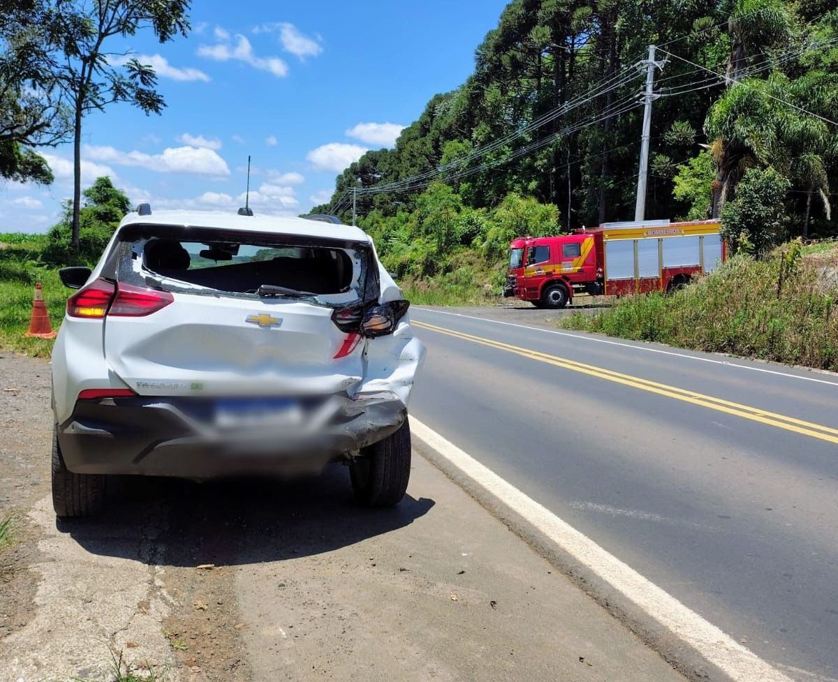 Caminhão colide na traseira de veículo após mal súbito de motorista na BR-280