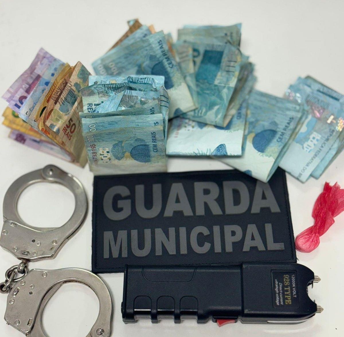 Homem é detido com drogas e mais de R$ 5 mil em dinheiro no Centro de Rio do Sul