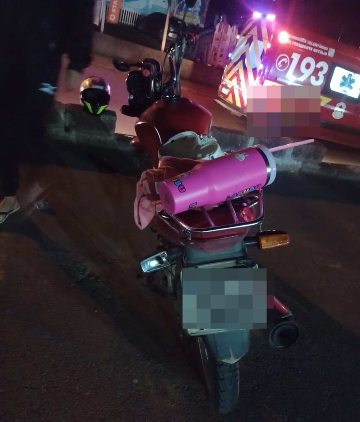 Jovem fica ferida em colisão entre carro e moto em Presidente Getúlio