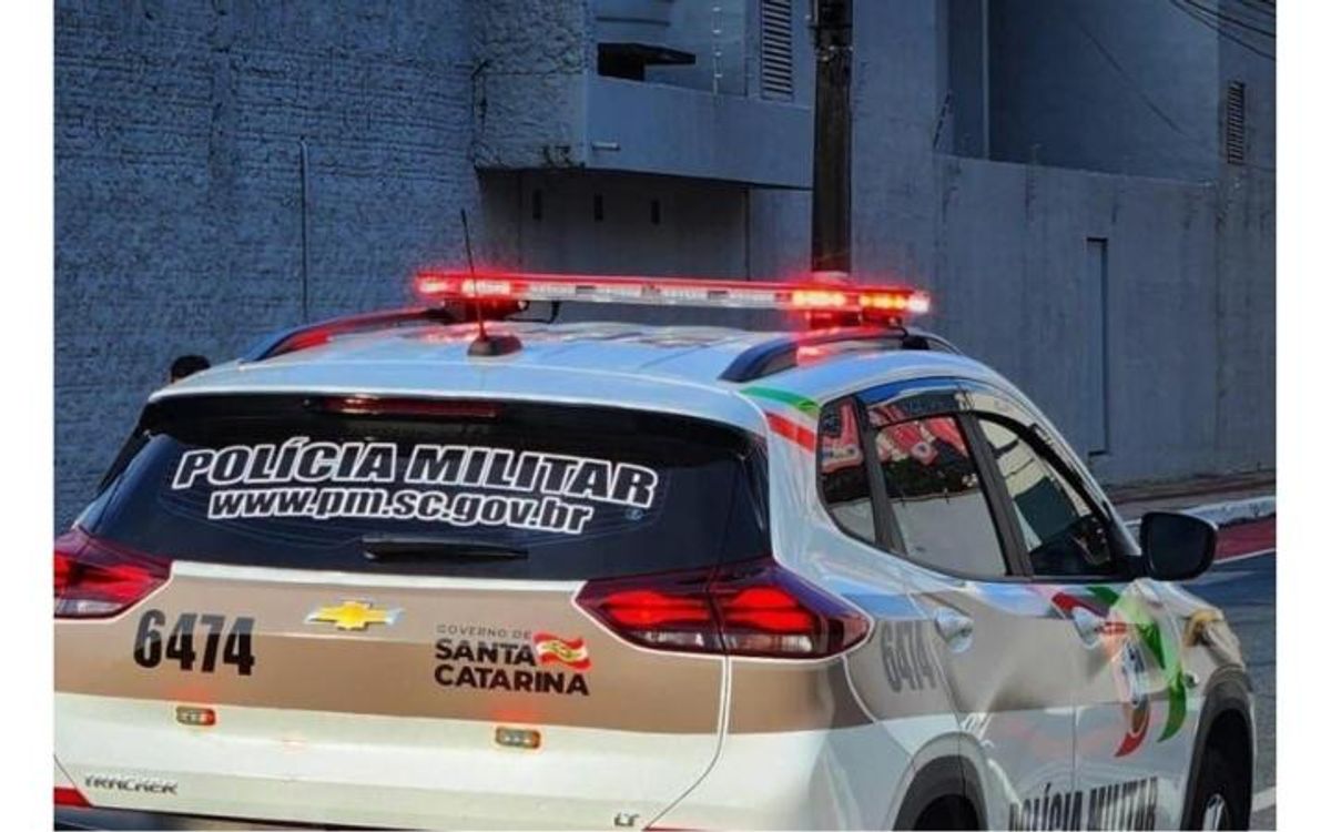 Dupla invade casa, ameaça moradora e rouba dinheiro e alimentos em Pouso Redondo