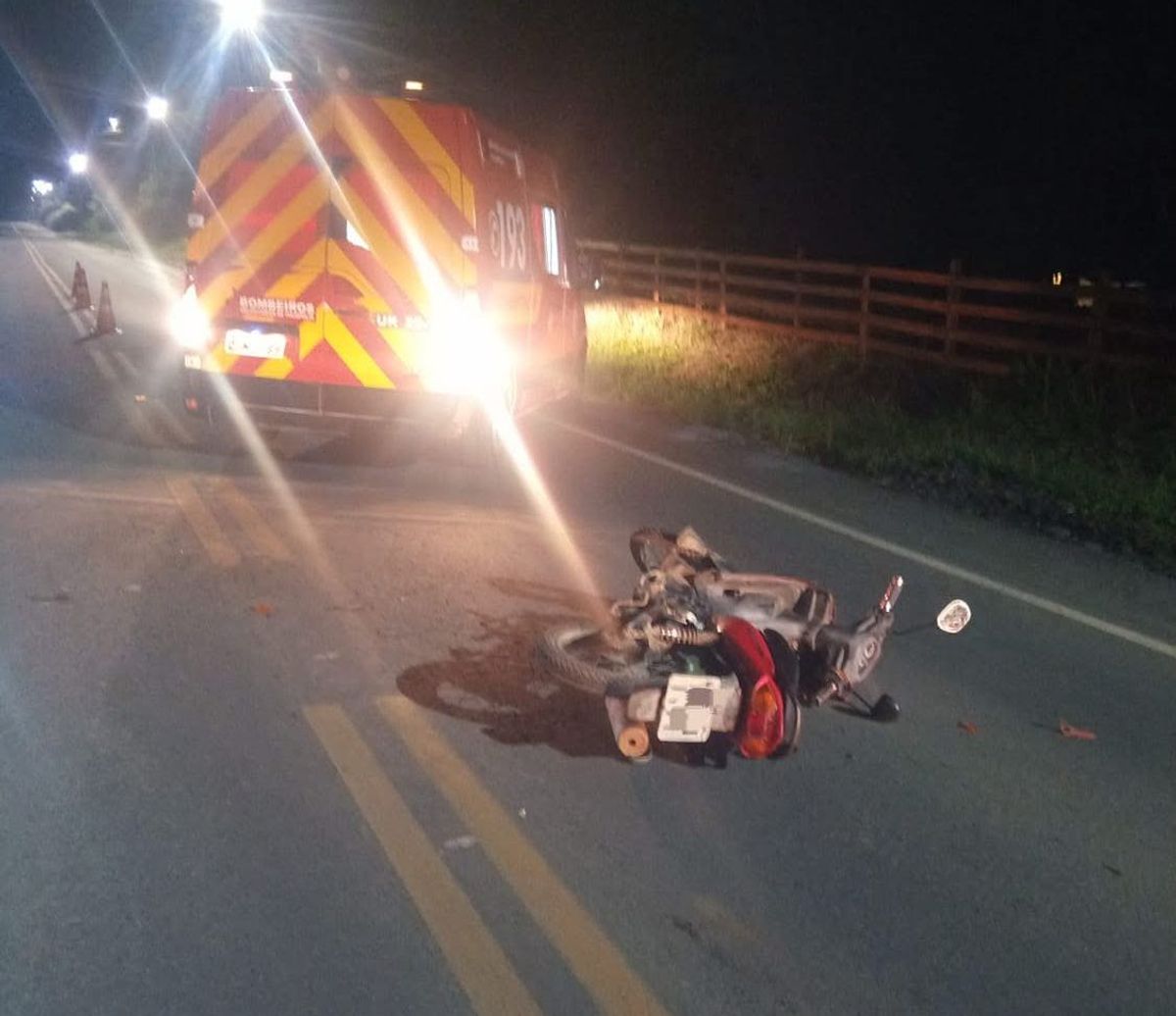 Motociclista sofre fratura exposta após colisão na SC-114, em Itaiópolis