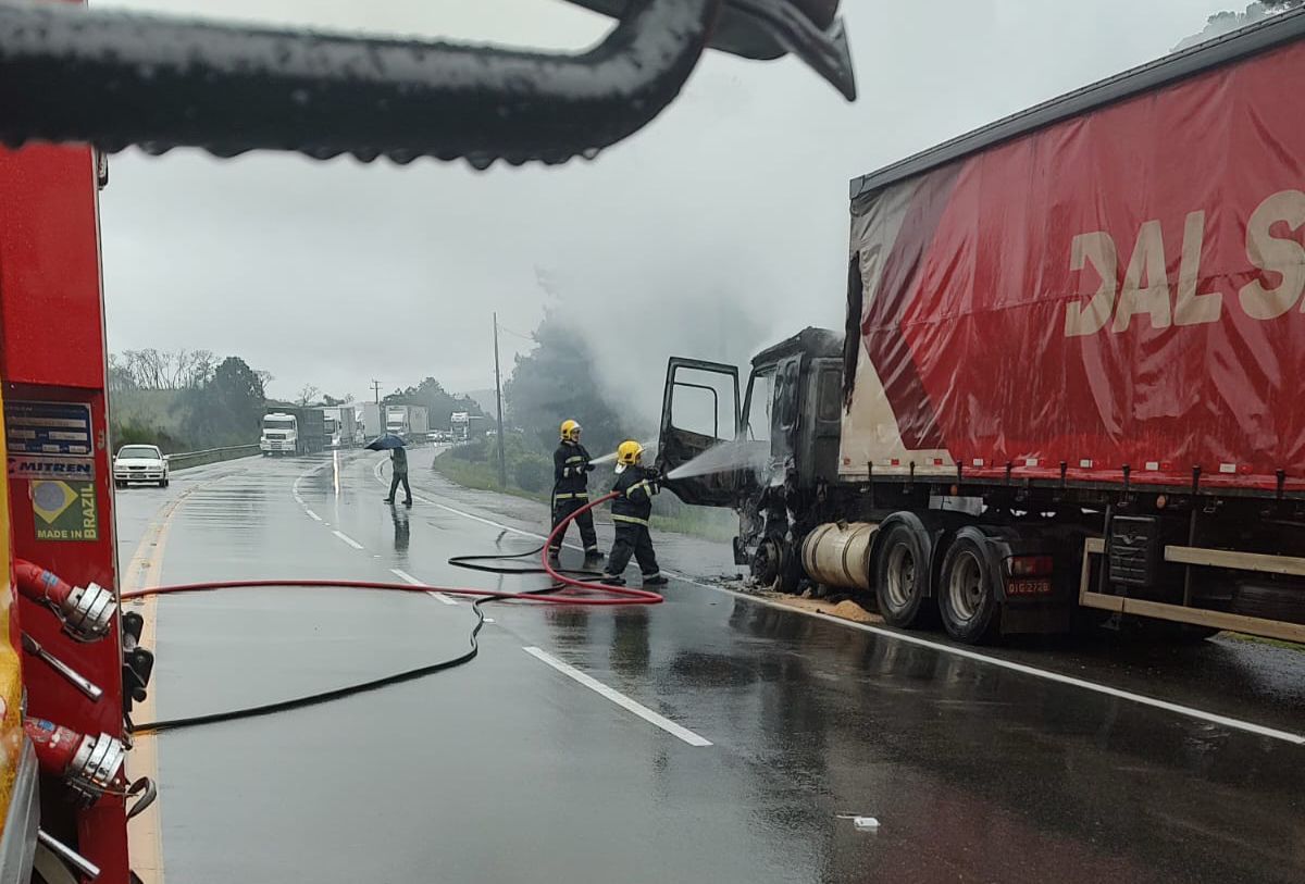 Caminhão pega fogo na SC-418, em Campo Alegre