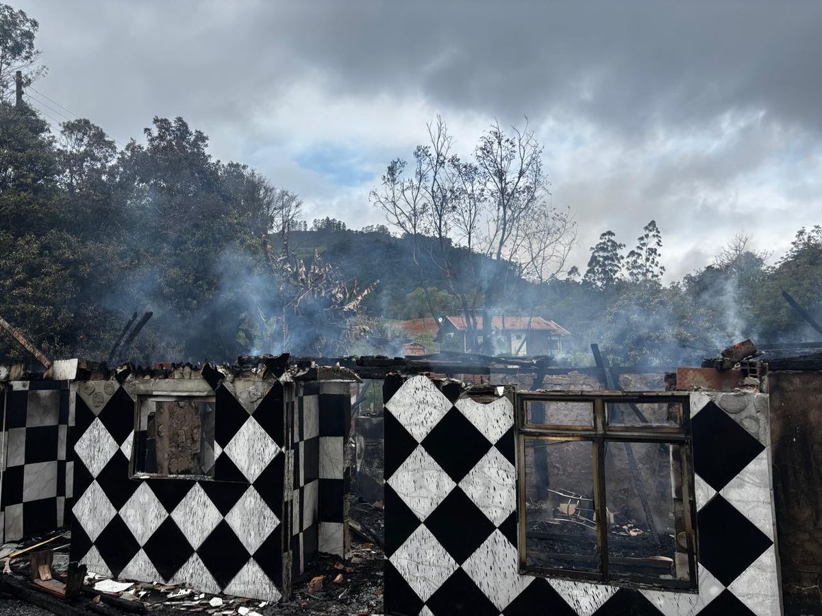 Incêndio destrói residência no centro de Vidal Ramos