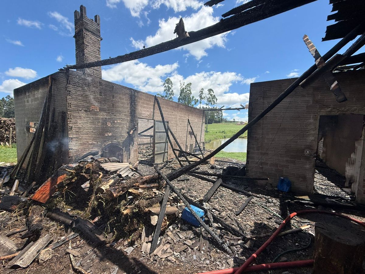 Incêndio atinge estufa de fumo no interior de Canoinhas
